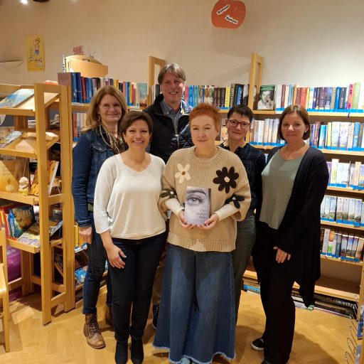 Gruppenbild mit der Autorin Petra Hauk, den Büchereimitarbeiterinnen, Isabella Hofer, Marlies Müllner, Bürgermeister Franz Göd und Vizebürgermeisterin Natascha Mang